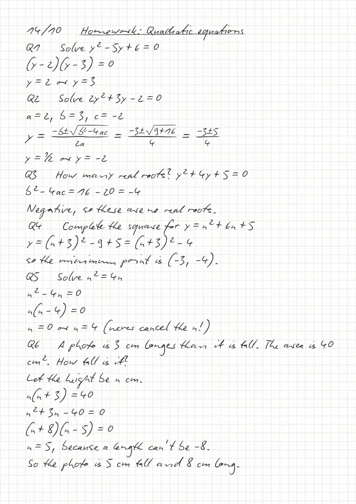 Un devoir de maths créé avec HandtextAI : les étapes de calcul et la formule de résolution sur papier à petits carreaux de 5 mm